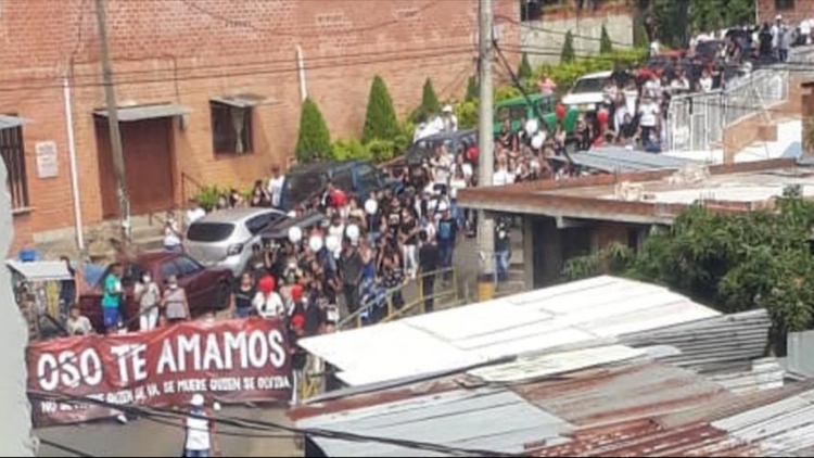 En el concurrido sepelio, que recorrió varias calles del municipio de Bello en Antioquia, estuvieron presentes menores de edad y adultos mayores