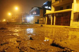Olas de dos metros inundaron calles de Chorrillos