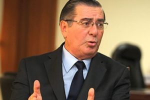 Valdés pide a ministro de Defensa aclarar cuestionamientos