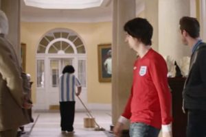 Ingleses parodian a Maradona en spot publicitario