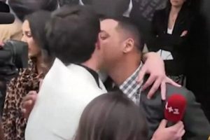 VIDEO: Will Smith perdió los papeles ante reportero que intentó besarlo