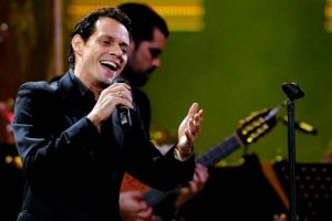 Marc Anthony es duramente criticado por cantar himno de Estados Unidos
