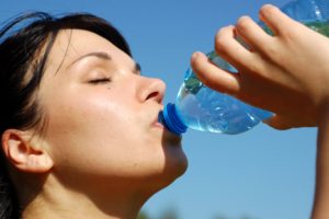 Tomar mucha agua podría dañar nuestro organismo