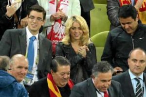 Shakira alentó a Piqué en partido España-Irlanda
