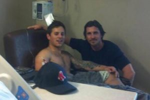 ‘Batman’ se hizo presente: Christian Bale visitó a víctimas de tiroteo en Colorado