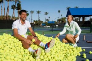 VIDEO: Tenista Maria Sharapova derribó a Novak Djokovic con golpe en los testículos