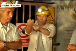 VIDEO: Minero italiano intentó cortarse las venas ante cámaras de TV