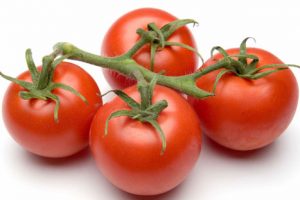 Comer tomates reduciría riesgo de infarto en hombres