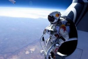 VIDEO: Paracaidista austriaco rompe récord saltando desde la estratósfera
