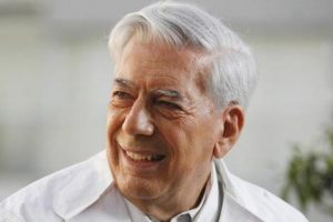 Insólito: hombre rompe libro de Vargas Llosa delante suyo -VIDEO