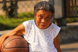 VIDEO: Abuelita de 75 años impresiona con su talento para el basquetbol