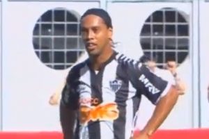 VIDEO: Mira el impresionante gol de Ronaldinho que fue anulado