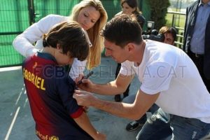 VIDEO: Niño sin pies cumplió su sueño de jugar con Lionel Messi