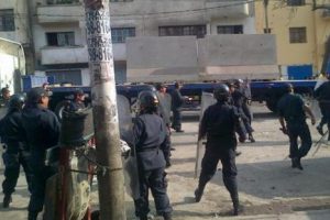 VIDEO: Comerciantes de La Parada se enfrentaron a la policía con piedras y palos