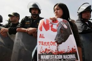 Activistas ‘vomitan sangre’ para protestar contra corridas de toros