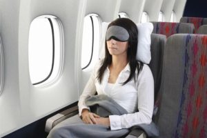 Consejos para poder dormir mientras viajas en avión