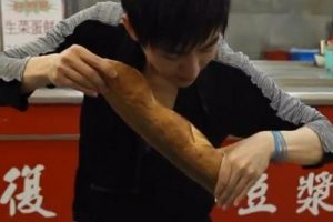 VIDEO: Mago taiwanés sorprende en Youtube haciendo ‘aparecer’ pan baguette de la nada