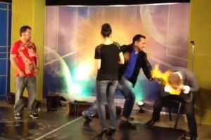 VIDEO: Presentador de televisión prendió fuego a cabeza de mago durante grabación de programa