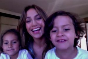 Video: Jennifer Lopez vive la navidad con sus pequeños