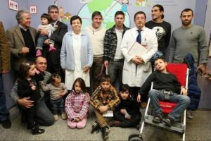 Messi y jugadores del Barcelona visitaron a niños de 7 hospitales