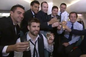 Jugadores del Barcelona celebraron en el avión ‘Balón de Oro’ de Messi – VIDEO