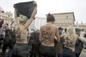Ucranianas se desnudaron durante discurso del Papa a modo de protesta