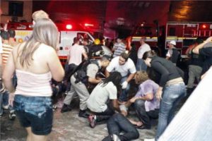 Brasil de luto: Incendio en discoteca deja 231 muertos y más de 100 heridos