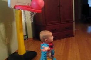 ¡Increíble! Niño de 2 años sorprende con talento en el baloncesto – Video