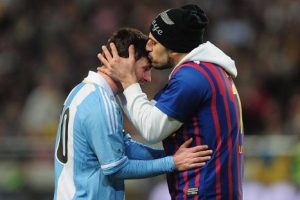 Hincha logra besar a la ‘Pulga’ Messi en plena cancha – VIDEO