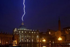 Rayo impacta en el Vaticano tras renuncia del Papa – VIDEO