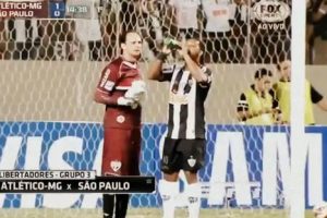 Ronaldinho da pase de gol después que arquero rival le cediera agua – Video
