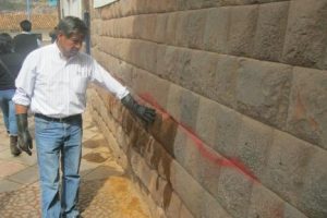 Cusco: Desconocidos realizan pintas en 302 piedras incas