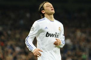 Mesut Özil genera polémica tras lanzar camiseta del Celta de Vigo a la tribuna – VIDEO
