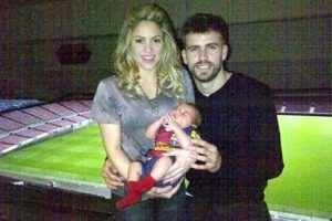 Piqué celebra clasificación del Barcelona junto a Shakira y su hijo Milan