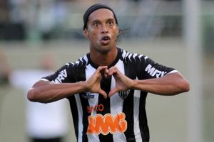 Mira los dos golazos de Ronaldinho en la Copa Libertadores – VIDEO