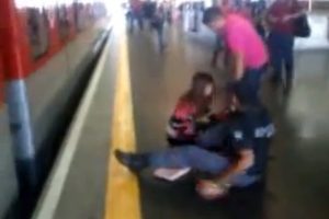 Brasil: Joven se salva de ser arrollada por el metro – VIDEO