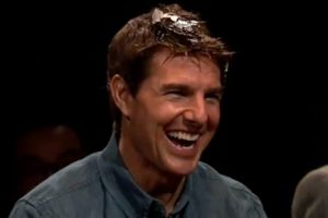 Tom Cruise se reventó huevos crudos en la cabeza – VIDEO