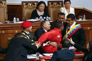 Venezuela: Hombre interrumpe juramentación de Nicolás Maduro – VIDEO