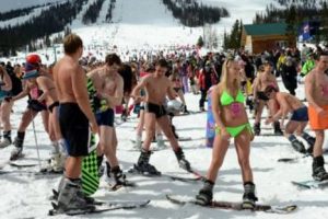 Unas 700 personas esquiaron en ropa de baño para batir récord Guinness – VIDEO