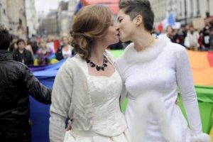 Francia aprueba el matrimonio entre personas del mismo sexo