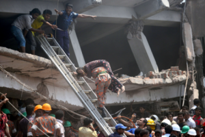 Bangladesh: Derrumbe de edificio industrial deja 110 muertos