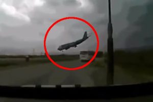Afganistán: Testigos registran en video caída de avión  cerca a base militar – VIDEO