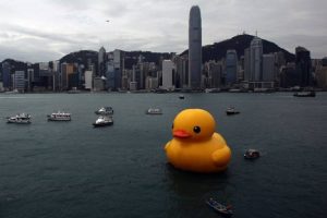 Puerto de Hong Kong es ‘invadido’ por pato de goma gigante – FOTOS