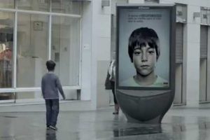 Mira la creativa campaña contra el abuso infantil que solo pueden ver los niños – VIDEO