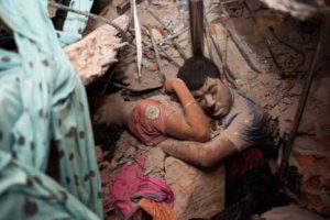 ‘El abrazo de la muerte’: la foto de la tragedia en Bangladesh que conmueve al mundo