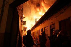 Voraz incendio consumó más de 40 viviendas en el centro de Lima