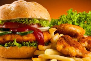 Gobierno promulga ley para regular publicidad de ‘comida chatarra’