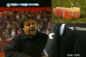 Hincha arrojó su dentadura postiza a DT de Argentinos Juniors – VIDEO