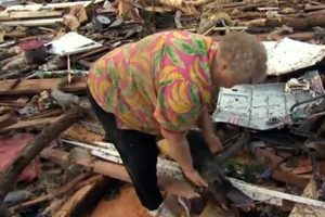 EE.UU: Mujer y su mascota se reencuentran luego de tornado – VIDEO