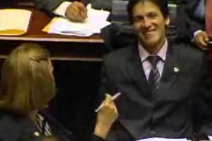 Parlamentarios Cuculiza y Tapia juegan tres en raya en plena sesión – VIDEO